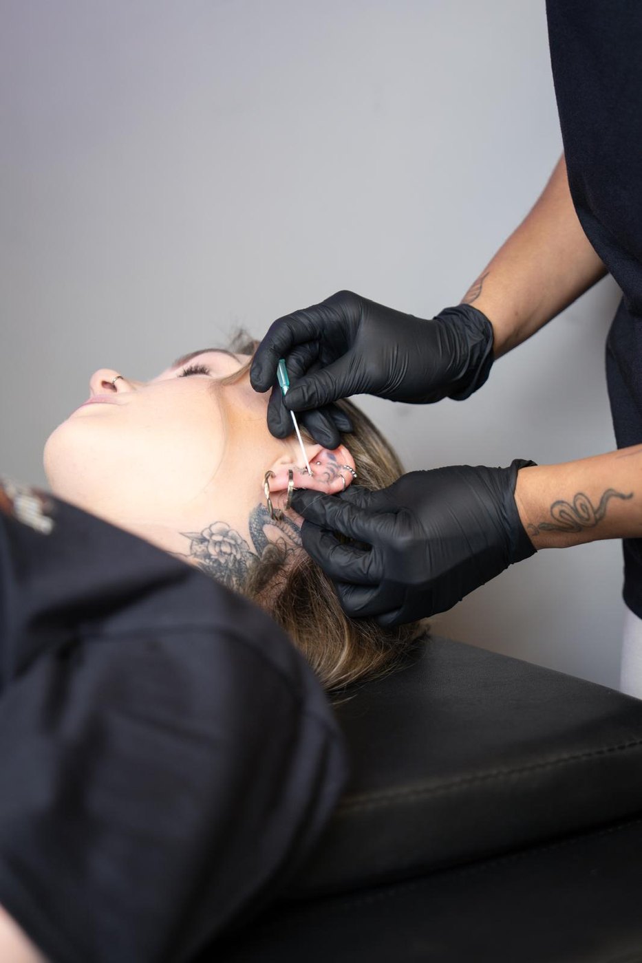 Een piercing wordt professioneel en steriel gezet bij Maestro Ink in Almere