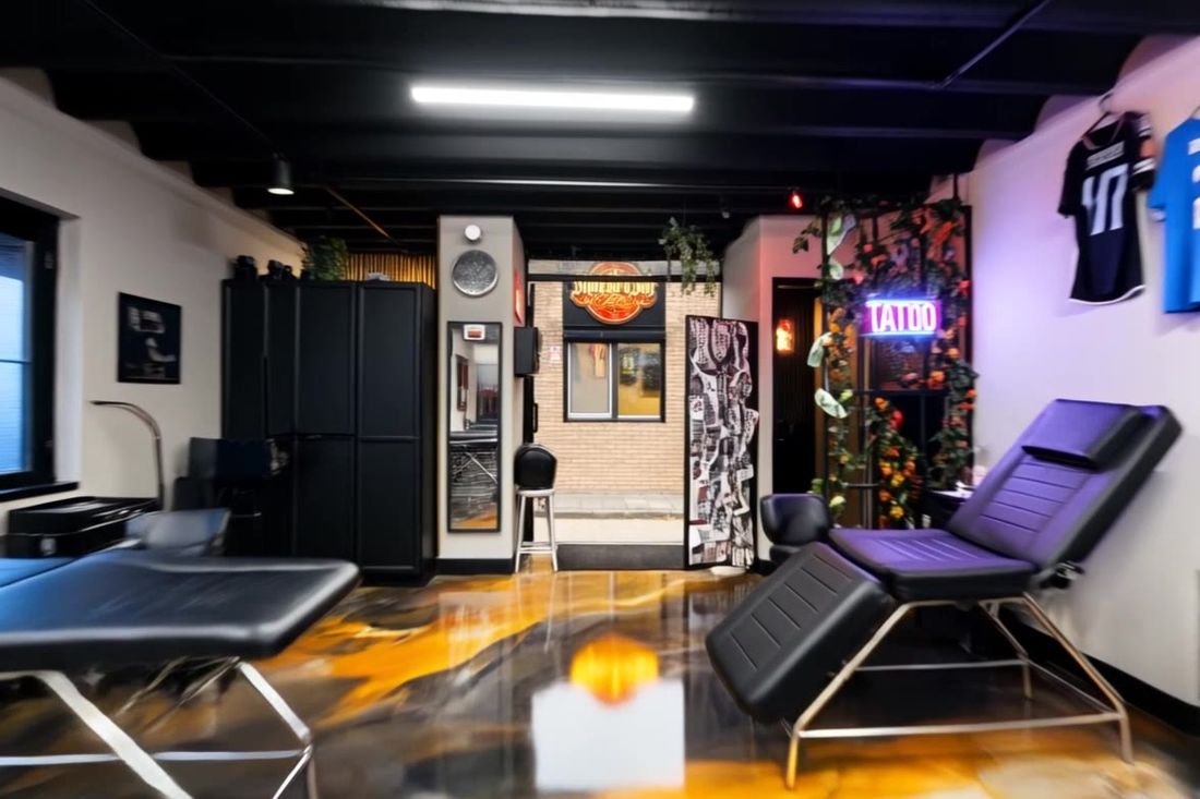 Interieur van Maestro Ink met tattoostoelen en neon